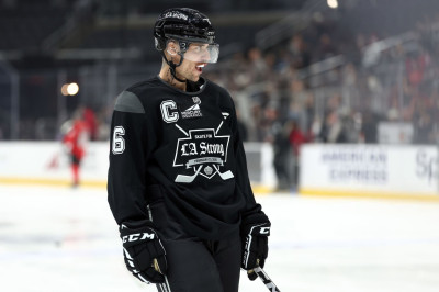 23.02 | Justin Bieber no evento "Patine por uma LA Forte", realizado pela NHL e pelo Los Angeles Kings.