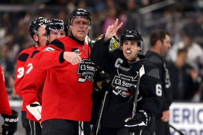 23.02 | Justin Bieber no evento "Patine por uma LA Forte", realizado pela NHL e pelo Los Angeles Kings.