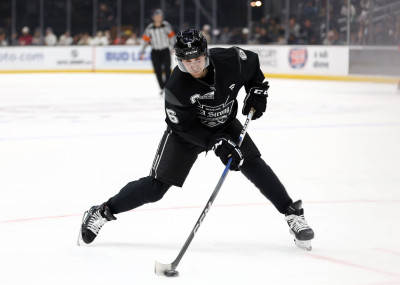 23.02 | Justin Bieber no evento "Patine por uma LA Forte", realizado pela NHL e pelo Los Angeles Kings.