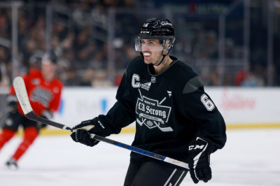 23.02 | Justin Bieber no evento "Patine por uma LA Forte", realizado pela NHL e pelo Los Angeles Kings.