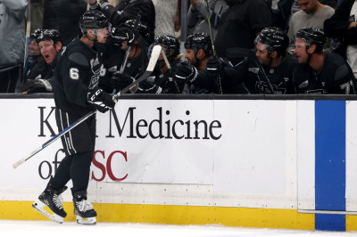 23.02 | Justin Bieber no evento "Patine por uma LA Forte", realizado pela NHL e pelo Los Angeles Kings.