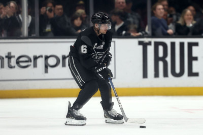 23.02 | Justin Bieber no evento "Patine por uma LA Forte", realizado pela NHL e pelo Los Angeles Kings.