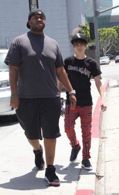 05.05 | Justin Bieber fazendo compras em Los Angeles