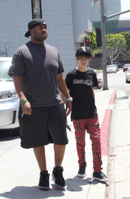 05.05 | Justin Bieber fazendo compras em Los Angeles