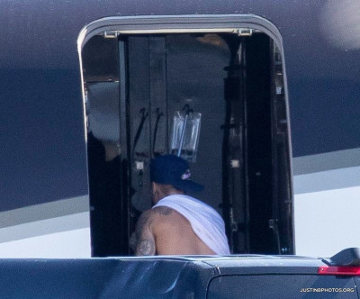 16.03 | Embarca em um jato particular em Los Angeles