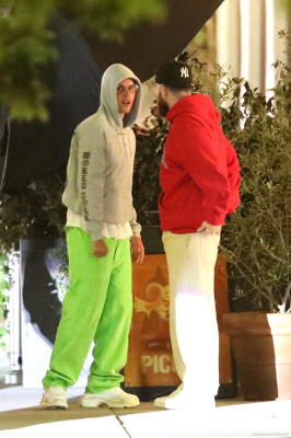 05.05 | Em frente a um restaurante italiano em Los Angeles