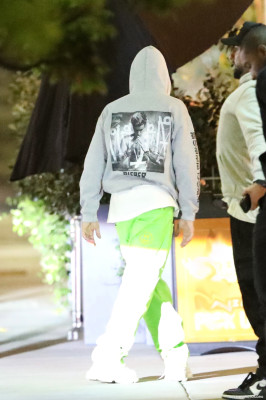 05.05 | Em frente a um restaurante italiano em Los Angeles