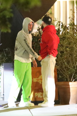 05.05 | Em frente a um restaurante italiano em Los Angeles