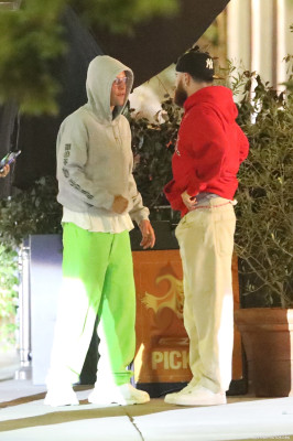 05.05 | Em frente a um restaurante italiano em Los Angeles
