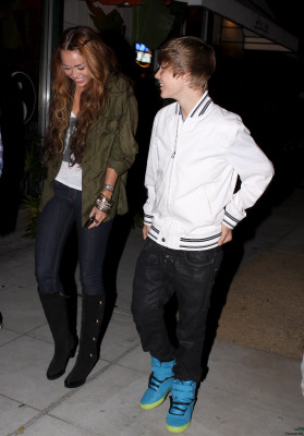 05.10 | Justin e Miley Cyrus deixando um restaurante