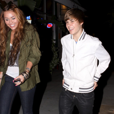 05.10 | Justin e Miley Cyrus deixando um restaurante