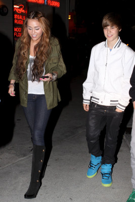 05.10 | Justin e Miley Cyrus deixando um restaurante
