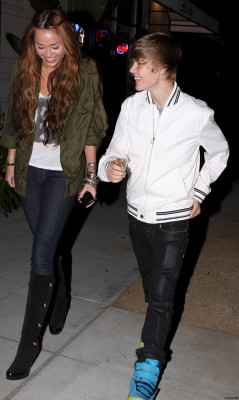 05.10 | Justin e Miley Cyrus deixando um restaurante