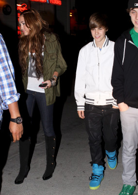 05.10 | Justin e Miley Cyrus deixando um restaurante