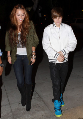 05.10 | Justin e Miley Cyrus deixando um restaurante