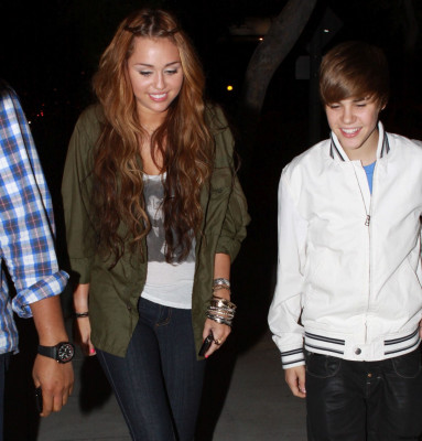 05.10 | Justin e Miley Cyrus deixando um restaurante