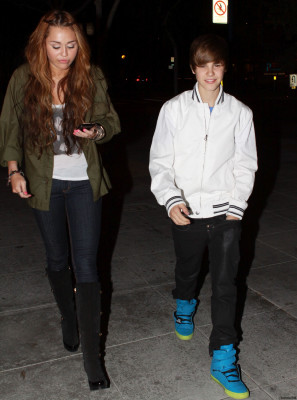 05.10 | Justin e Miley Cyrus deixando um restaurante
