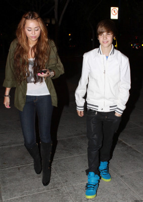 05.10 | Justin e Miley Cyrus deixando um restaurante