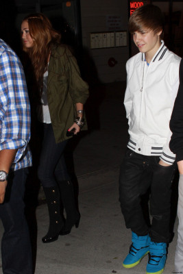 05.10 | Justin e Miley Cyrus deixando um restaurante