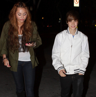 05.10 | Justin e Miley Cyrus deixando um restaurante