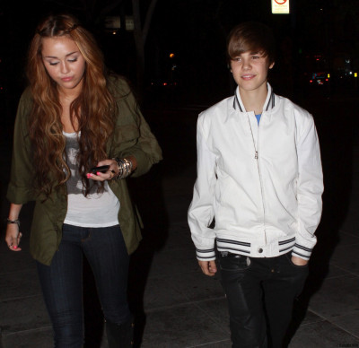 05.10 | Justin e Miley Cyrus deixando um restaurante
