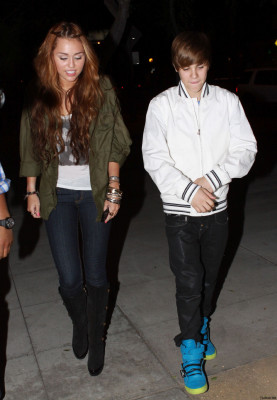 05.10 | Justin e Miley Cyrus deixando um restaurante