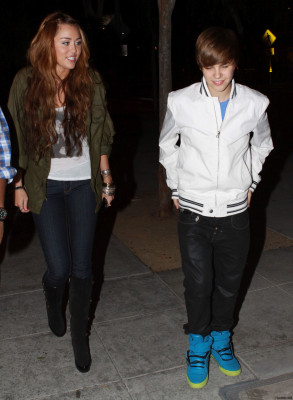 05.10 | Justin e Miley Cyrus deixando um restaurante