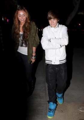 05.10 | Justin e Miley Cyrus deixando um restaurante