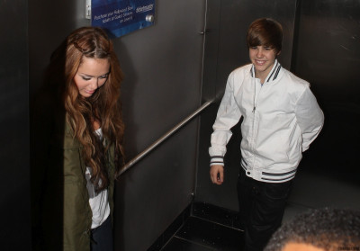 05.10 | Justin e Miley Cyrus deixando um restaurante