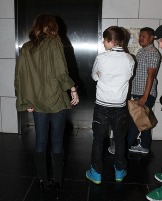 05.10 | Justin e Miley Cyrus deixando um restaurante