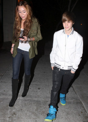 05.10 | Justin e Miley Cyrus deixando um restaurante