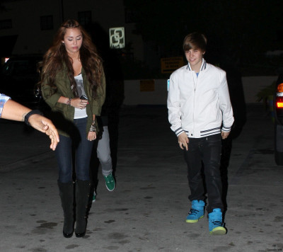 05.10 | Justin e Miley Cyrus deixando um restaurante