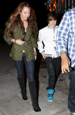 05.10 | Justin e Miley Cyrus deixando um restaurante