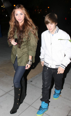 05.10 | Justin e Miley Cyrus deixando um restaurante