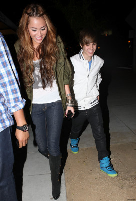 05.10 | Justin e Miley Cyrus deixando um restaurante