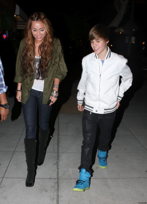 05.10 | Justin e Miley Cyrus deixando um restaurante