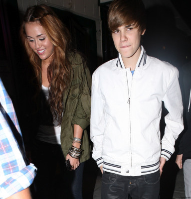 05.10 | Justin e Miley Cyrus deixando um restaurante