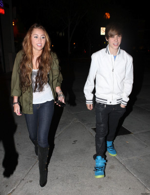 05.10 | Justin e Miley Cyrus deixando um restaurante