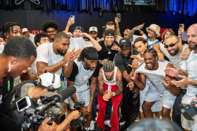 28.08 | Justin e Hailey Bieber chegam à quadra do "The League", em Los Angeles, Califórnia.
