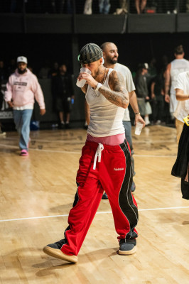 28.08 | Justin e Hailey Bieber chegam à quadra do "The League", em Los Angeles, Califórnia.