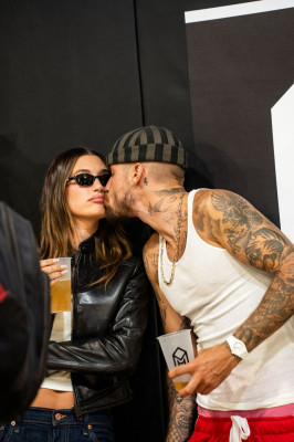 28.08 | Justin e Hailey Bieber chegam à quadra do "The League", em Los Angeles, Califórnia.
