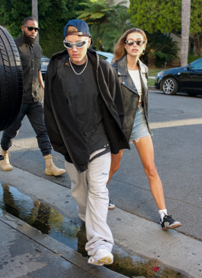 29.06 | Chega a uma missa na Igreja Churchome, em Beverly Hills