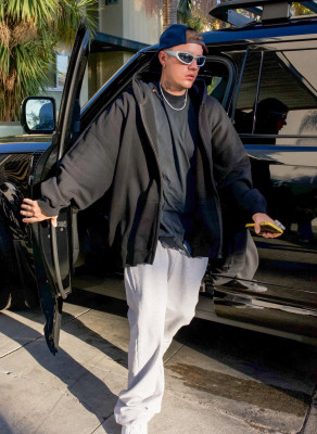 29.06 | Chega a uma missa na Igreja Churchome, em Beverly Hills