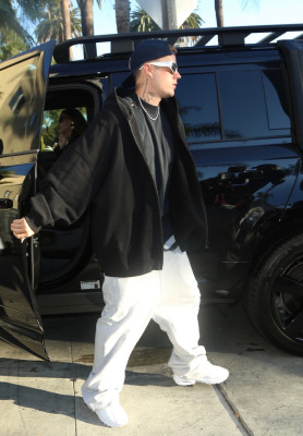 29.06 | Chega a uma missa na Igreja Churchome, em Beverly Hills