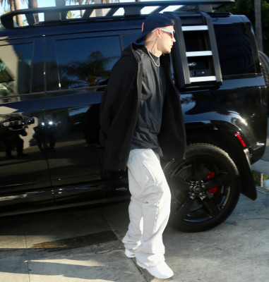 29.06 | Chega a uma missa na Igreja Churchome, em Beverly Hills