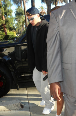 29.06 | Chega a uma missa na Igreja Churchome, em Beverly Hills