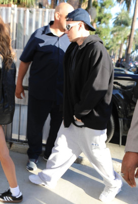29.06 | Chega a uma missa na Igreja Churchome, em Beverly Hills