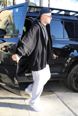 29.06 | Chega a uma missa na Igreja Churchome, em Beverly Hills