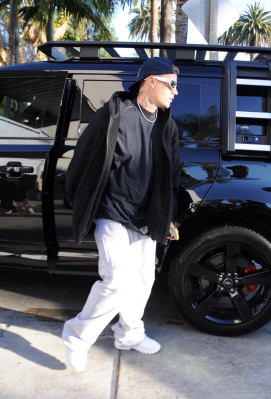 29.06 | Chega a uma missa na Igreja Churchome, em Beverly Hills