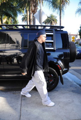 29.06 | Chega a uma missa na Igreja Churchome, em Beverly Hills